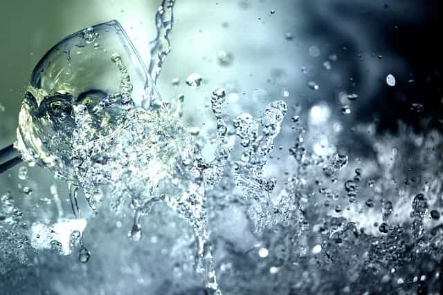 水
